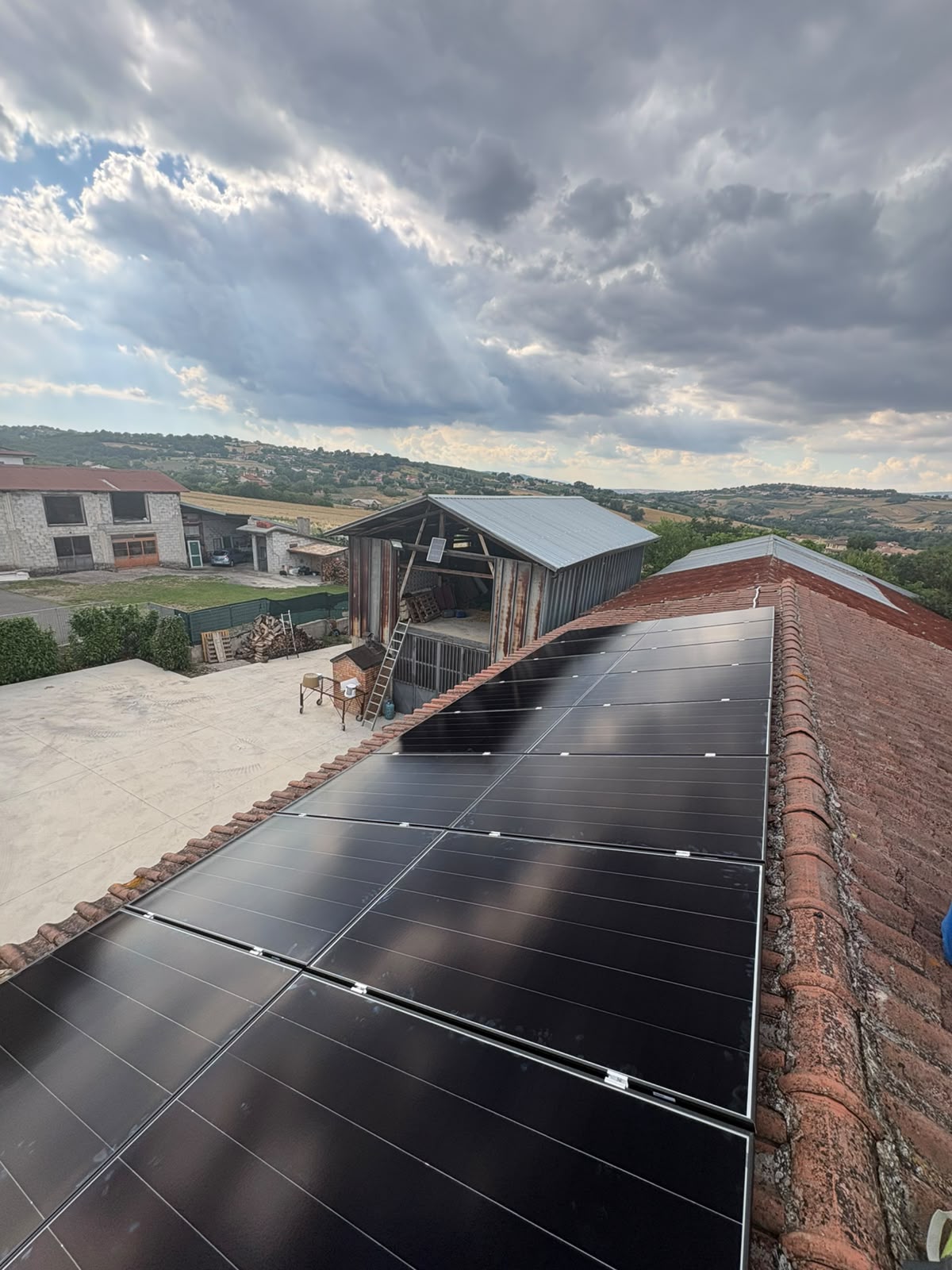 Vista panoramica dell'impianto fotovoltaico all-black sul tetto