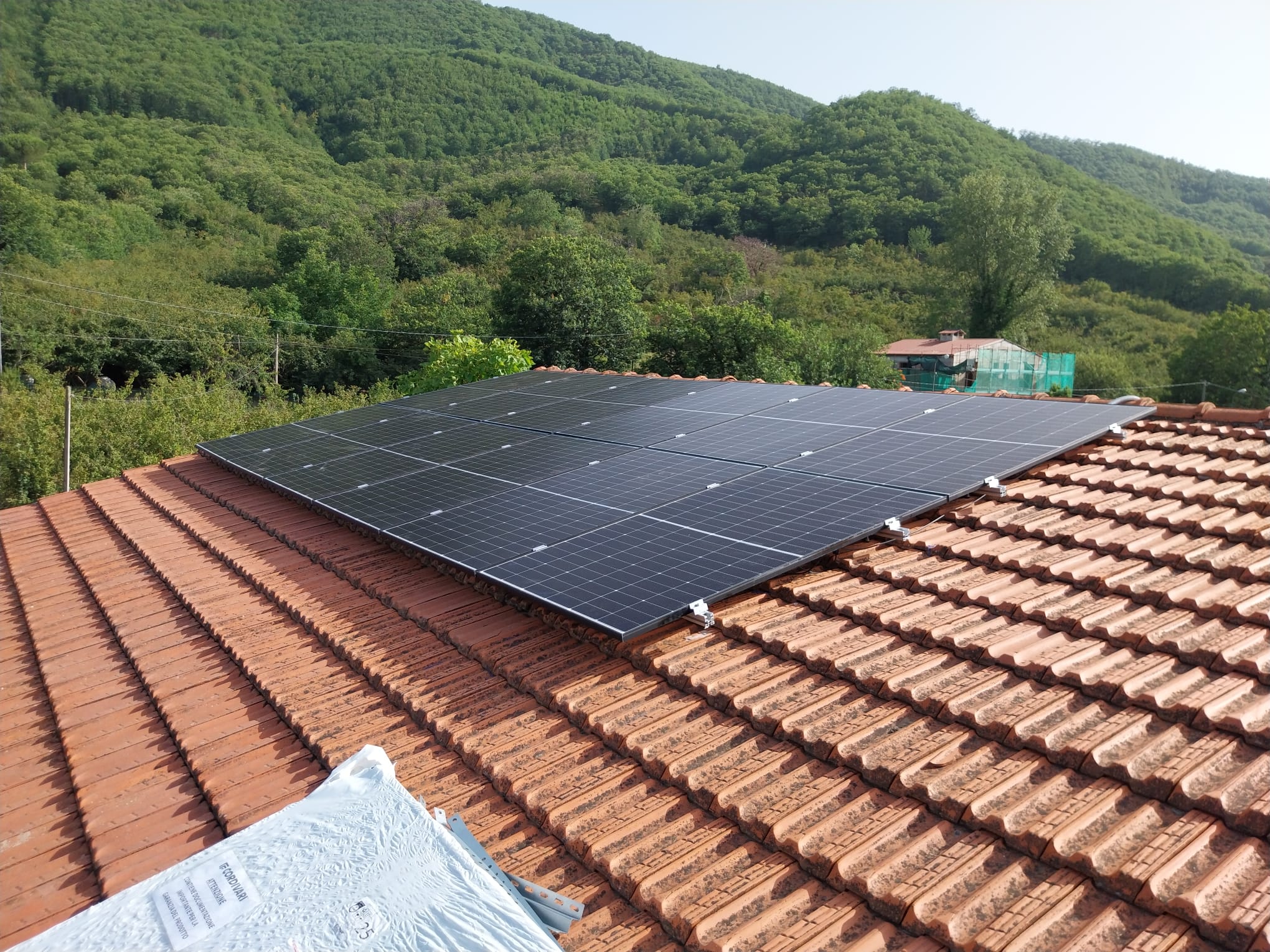 Vista angolata dei moduli fotovoltaici sul tetto in tegola